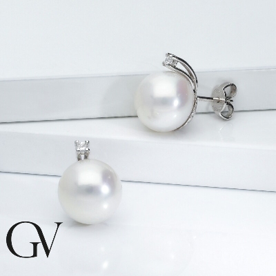 White gold 18k stud earrings with pearls of about 11.50 mm and diamonds 