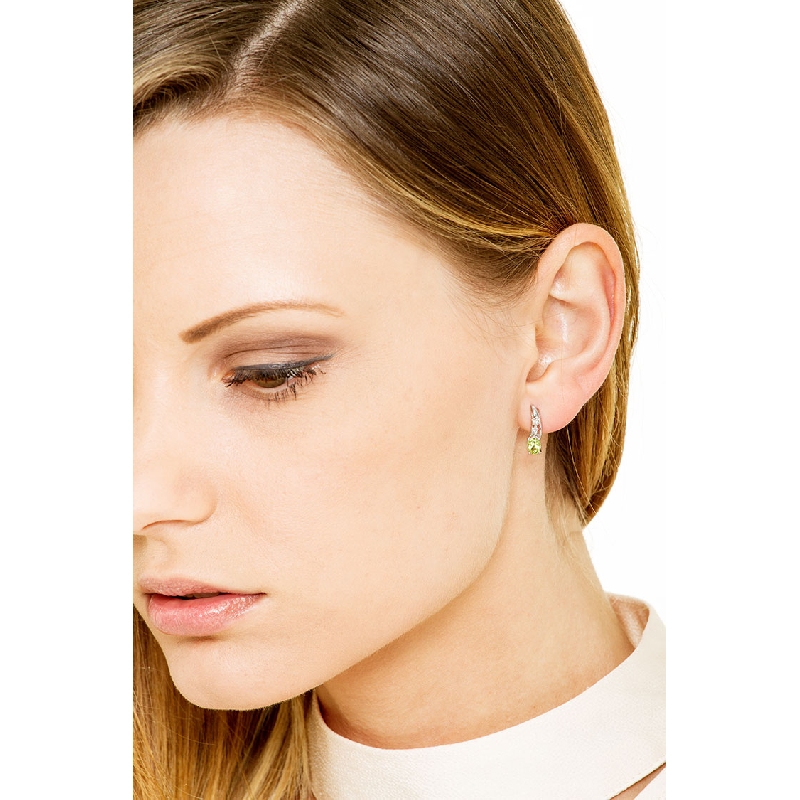 18k white gold fancy earrings with peridot and round cut diamonds