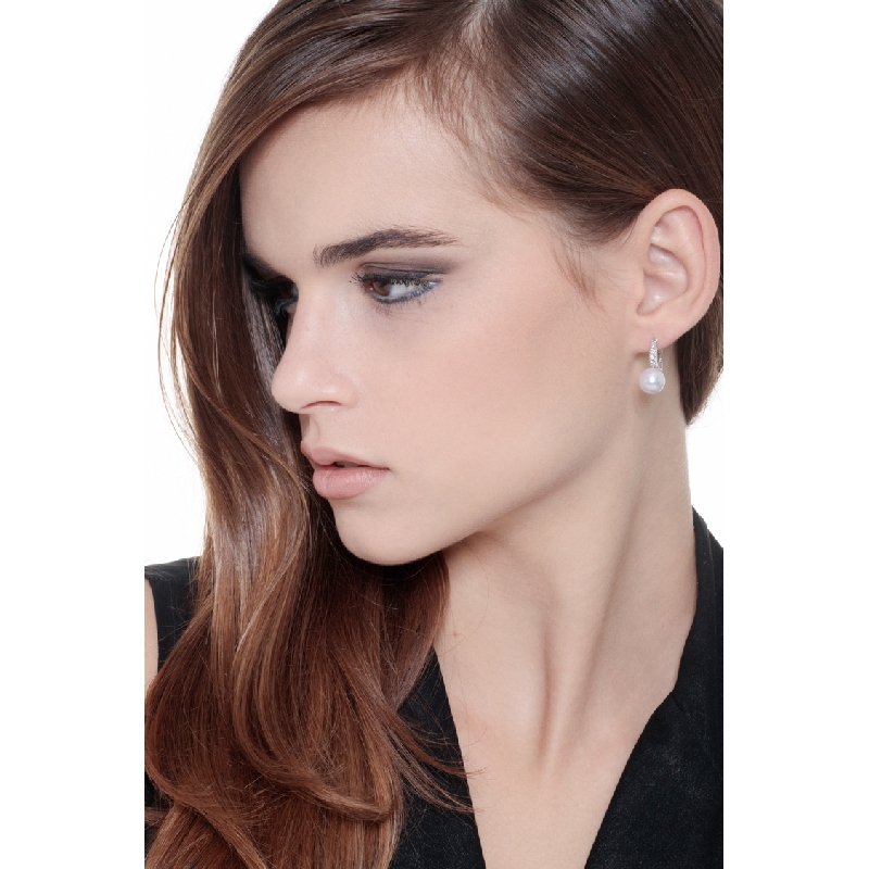 White gold 18k prong setting earrings with pearls and diamonds  White gold 18k prong setting earrings with pearls and diamonds