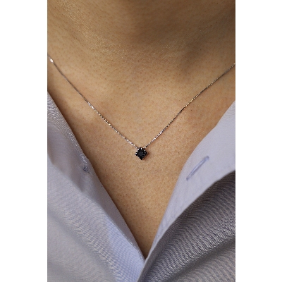 750 white gold necklace with black diamond