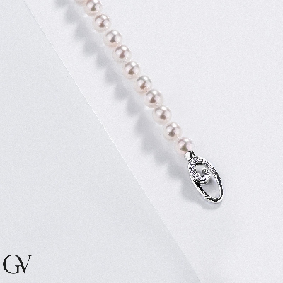 White gold 18k bracelet with japanese pearls and closure with diamonds 