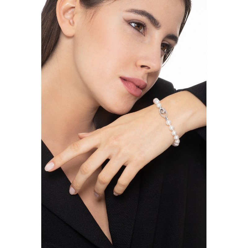 White gold 18k bracelet with japanese pearls and closure with diamonds  White gold 18k bracelet with japanese pearls and closure with diamonds