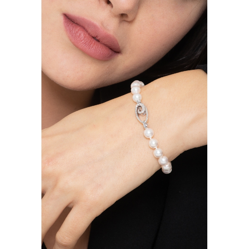 White gold 18k bracelet with japanese pearls and closure with diamonds  White gold 18k bracelet with japanese pearls and closure with diamonds