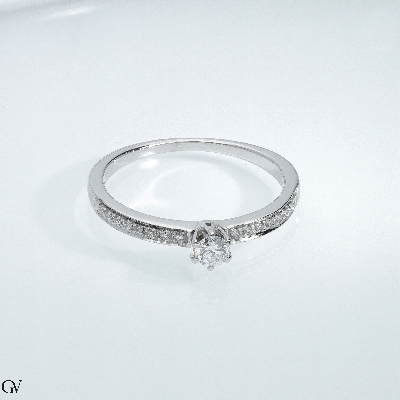 6 claw solitaire with diamond 0,15 ct and diamonds shoulder set 