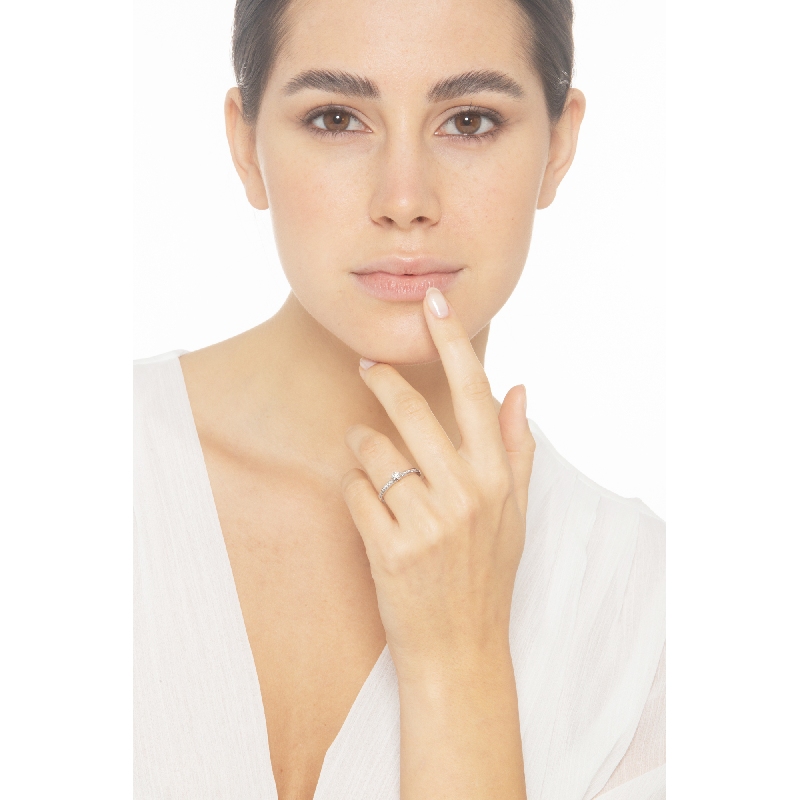 6 claw solitaire with diamond 0,15 ct and diamonds shoulder set  6 claw solitaire with diamond 0,15 ct and diamonds shoulder set