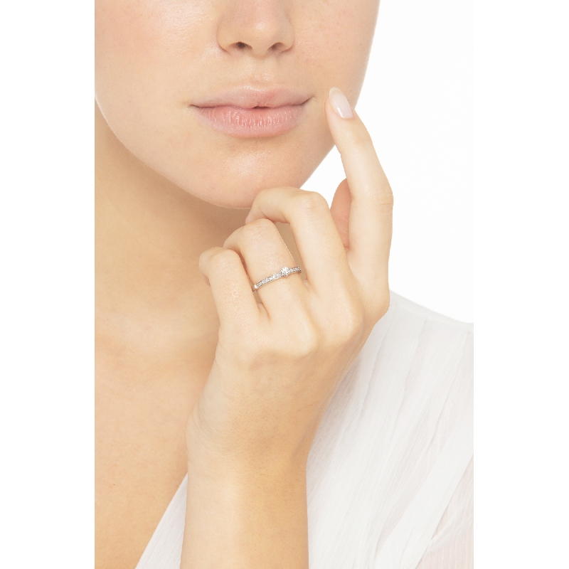 6 claw solitaire with diamond 0,15 ct and diamonds shoulder set  6 claw solitaire with diamond 0,15 ct and diamonds shoulder set