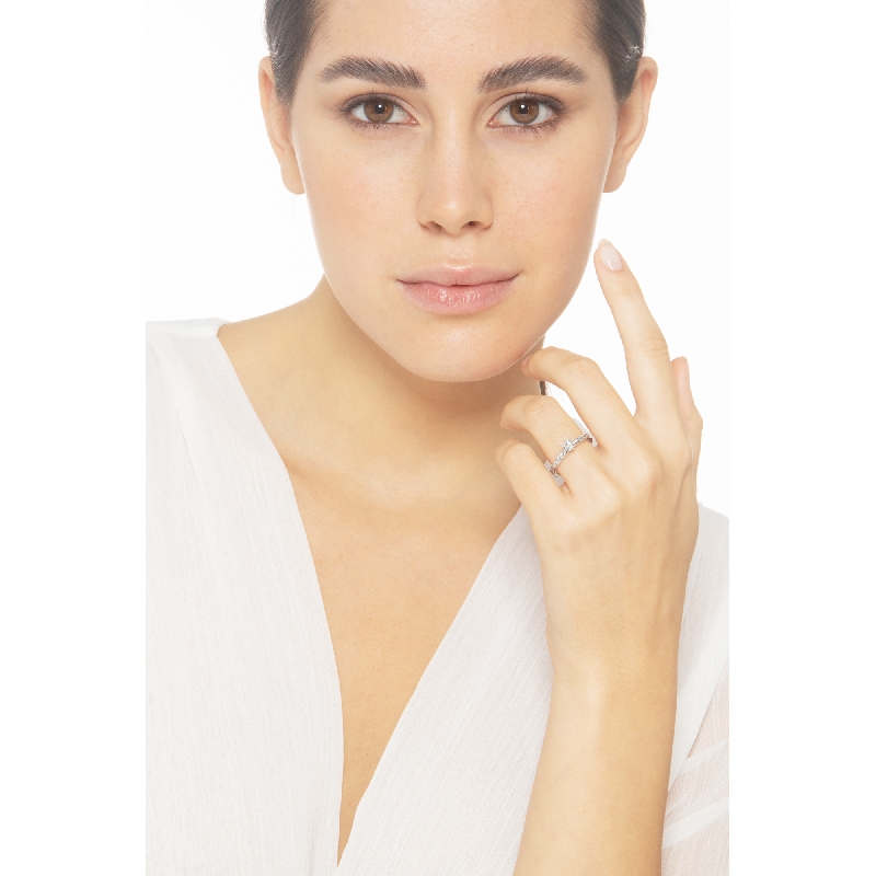 6 claw solitaire ring with a 0,30 ct diamond and diamonds shoulder set  6 claw solitaire ring with a 0,30 ct diamond and diamonds shoulder set