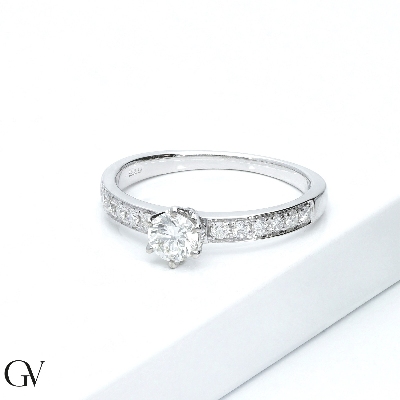 Solitaire type ring with central diamond 0,50 ct white gold 18k