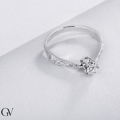 White gold 18k solitaire ring with diamonds 