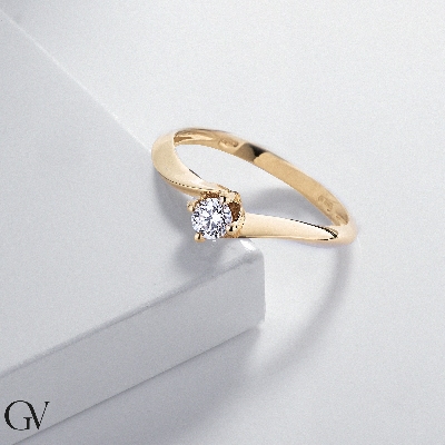 750 yellow gold solitaire ring with central diamond