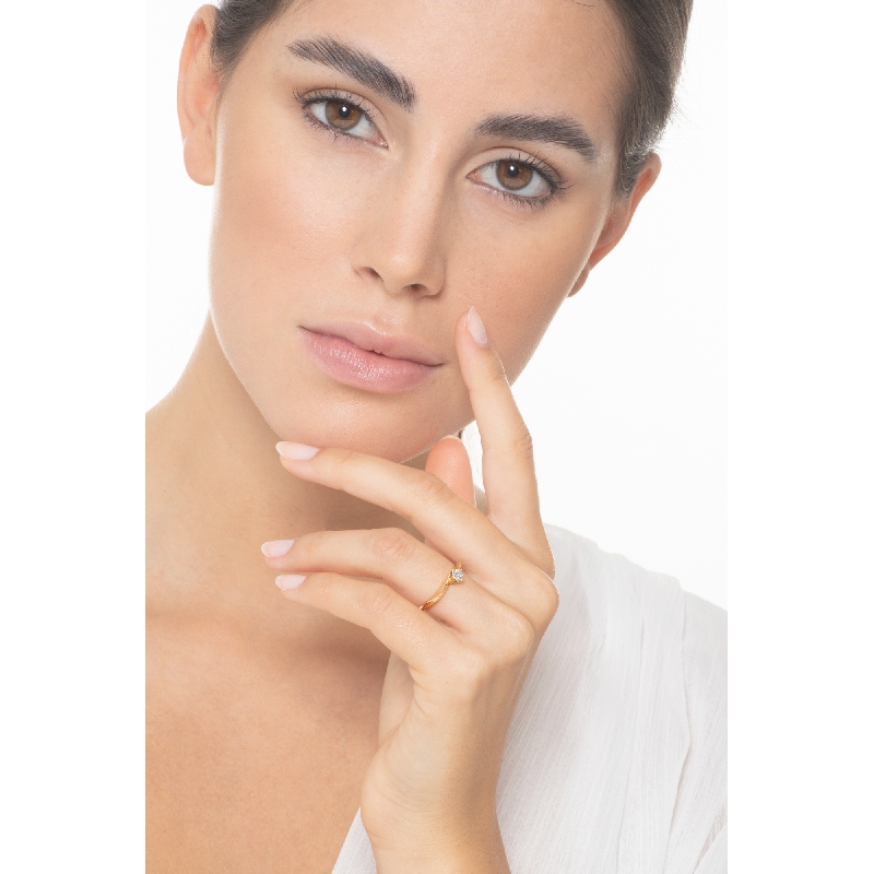 750 yellow gold solitaire ring with central diamond 750 yellow gold solitaire ring with central diamond