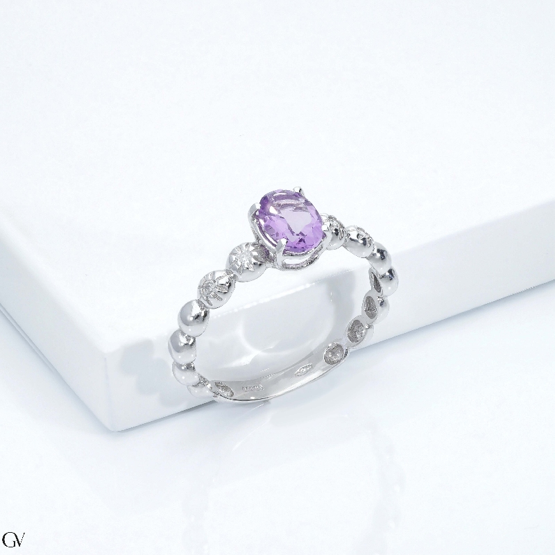 18k white gold fancy ring with 4 lateral diamonds and central amethyst 18k white gold fancy ring with 4 lateral diamonds and central amethyst