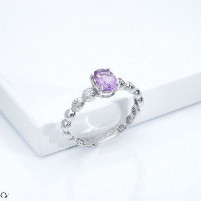 18k white gold fancy ring with 4 lateral diamonds and central amethyst