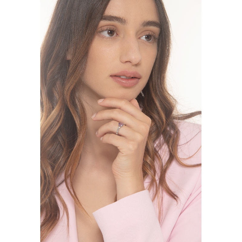 18k white gold fancy ring with 4 lateral diamonds and central amethyst 18k white gold fancy ring with 4 lateral diamonds and central amethyst