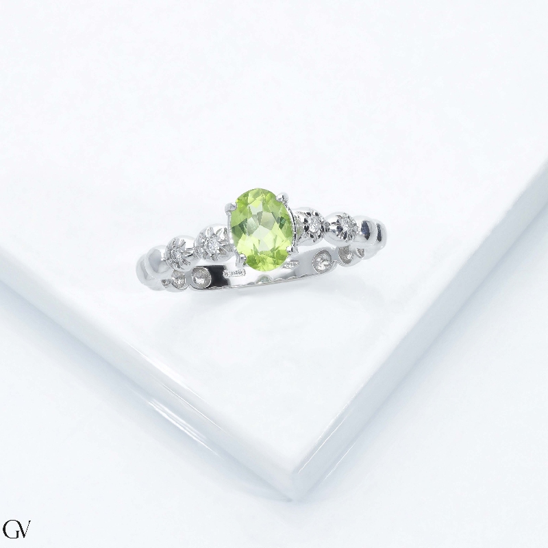 18k white gold ring with 4 lateral diamonds and central peridot