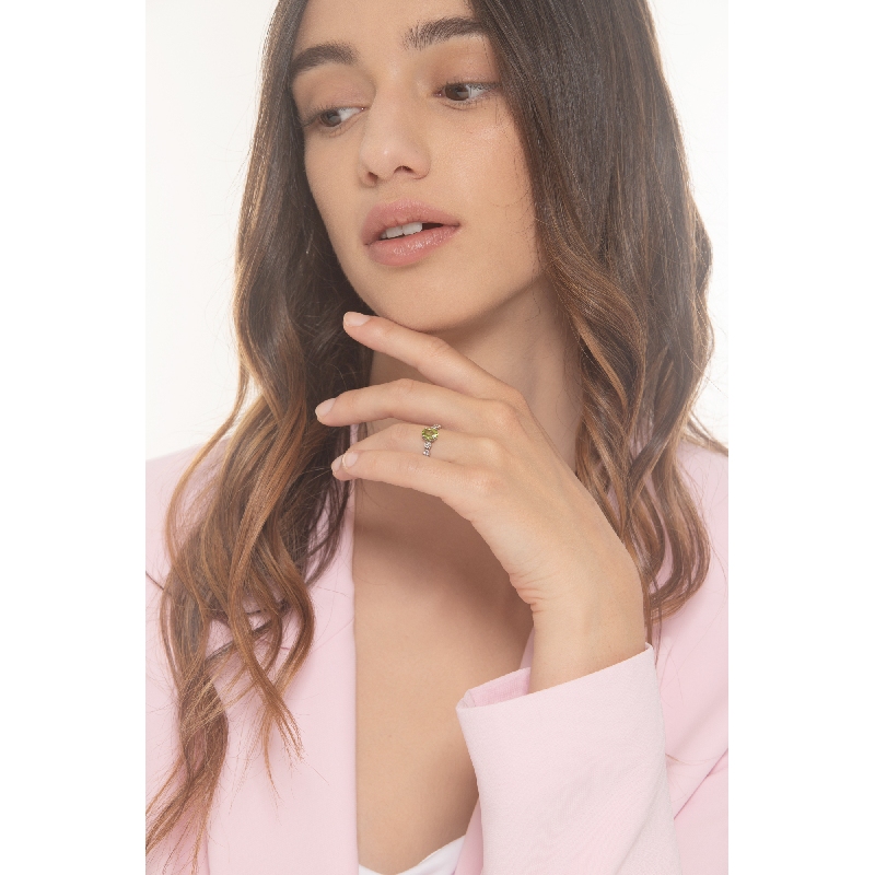 18k white gold ring with 4 lateral diamonds and central peridot