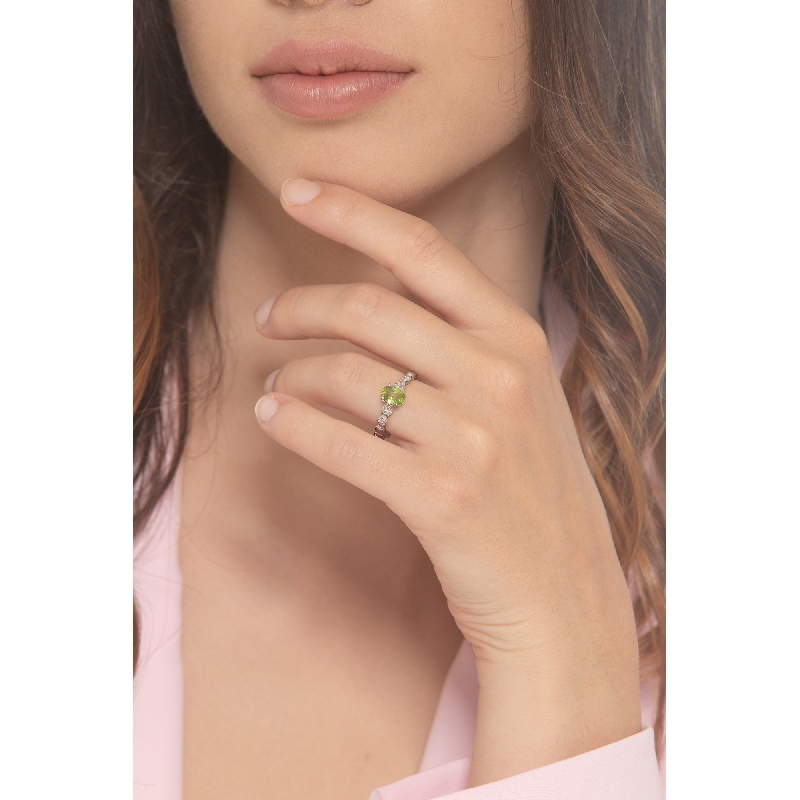18k white gold ring with 4 lateral diamonds and central peridot