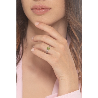 18k white gold ring with 4 lateral diamonds and central peridot