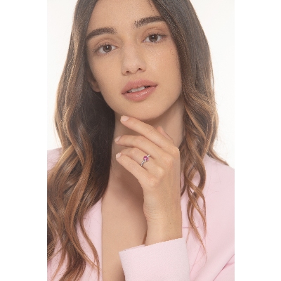 750 white gold ring with central pink sapphire and diamonds