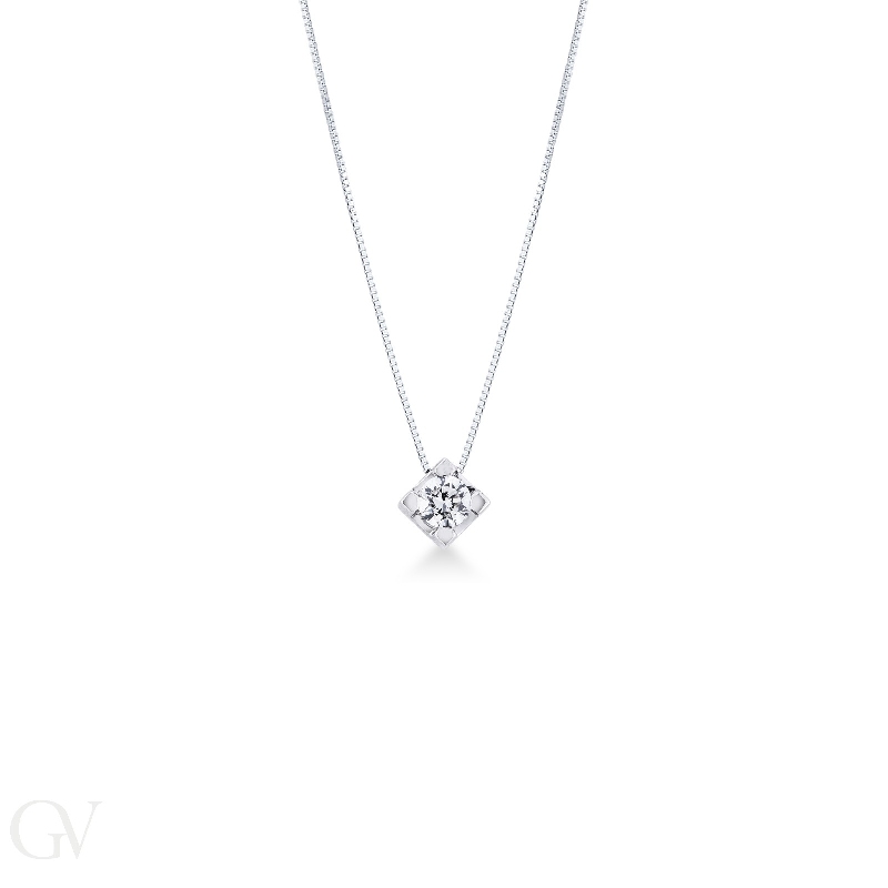 Prong setting diamond solitaire pendant with four prongs