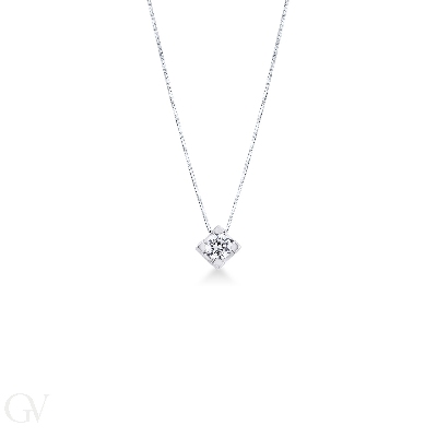 Prong setting diamond solitaire pendant with four prongs