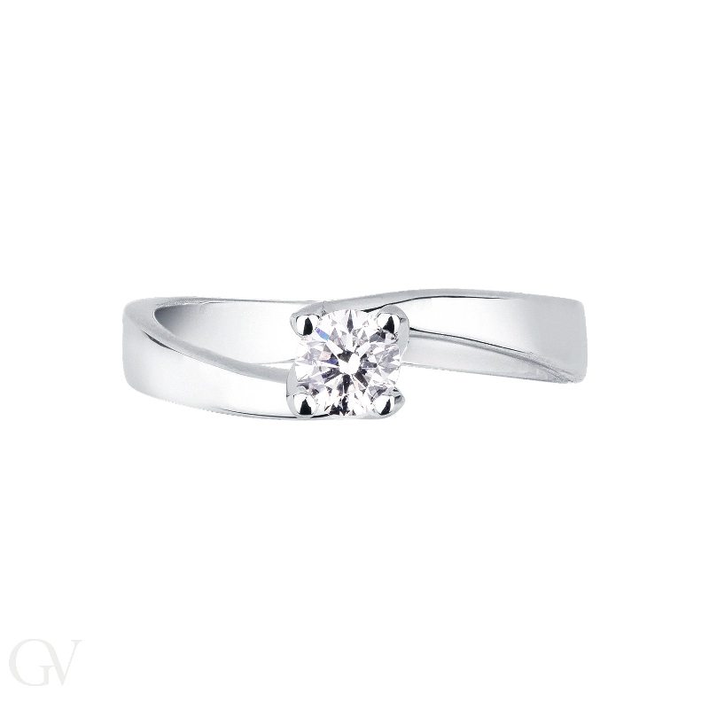 Solitaire setting with four prongs