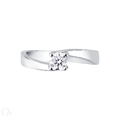 Solitaire setting with four prongs