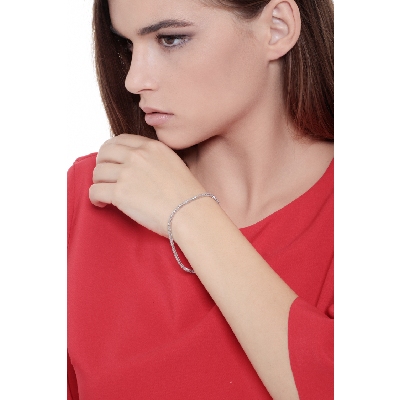 Slim tennis bracelet with diamonds