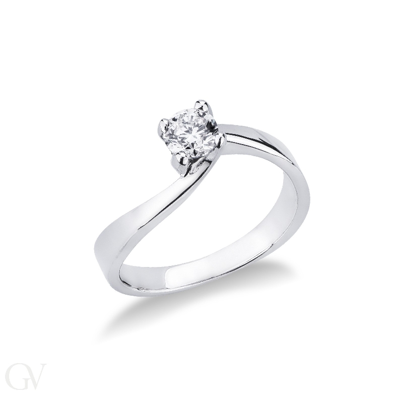 Solitaire setting with four prongs