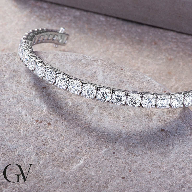 Tennis bracelet in 18k white gold with diamonds Tennis bracelet in 18k white gold with diamonds