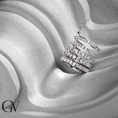 White gold 18k spring ring with diamonds 