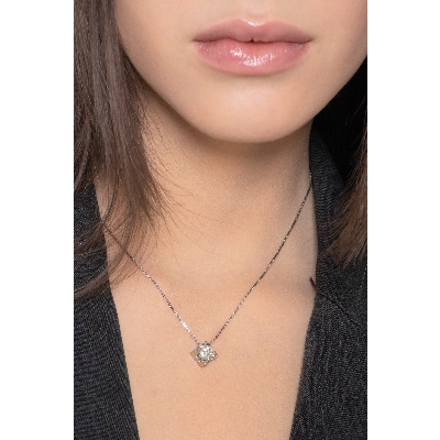 Solitaire necklace in 18k white gold with diamond