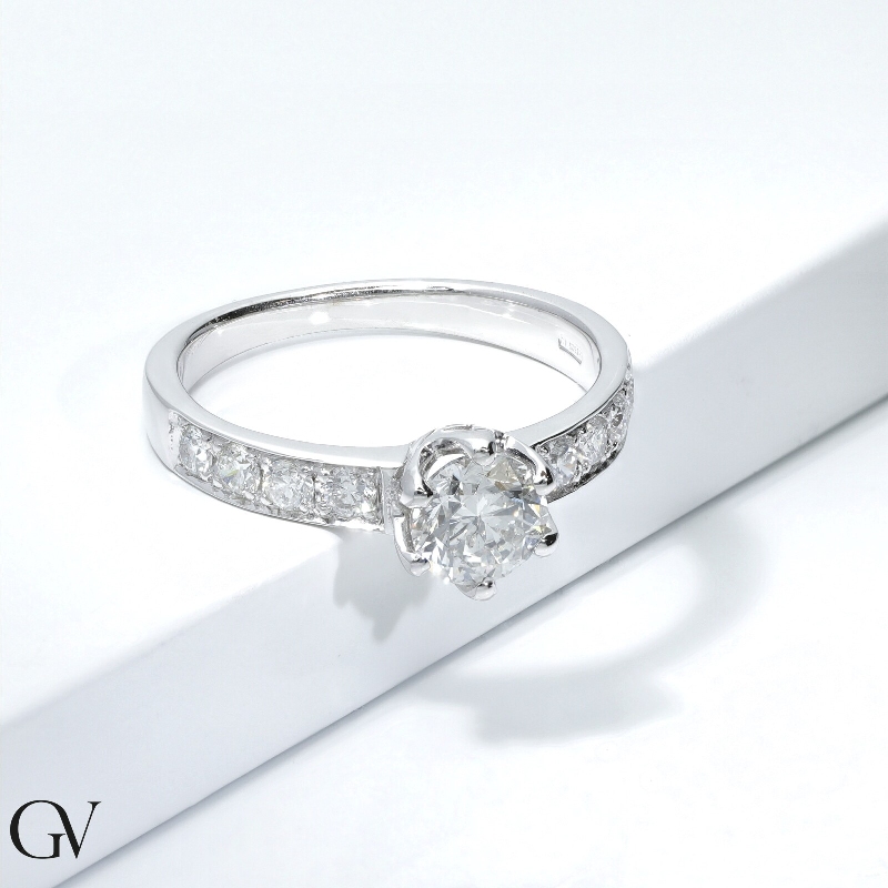 White gold 18k solitaire ring with central diamond 0,90 ct  White gold 18k solitaire ring with central diamond 0,90 ct