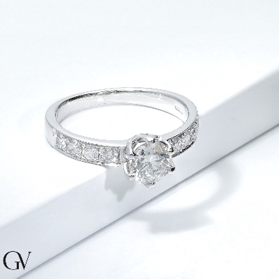 White gold 18k solitaire type diamond ring with central diamond 1ct