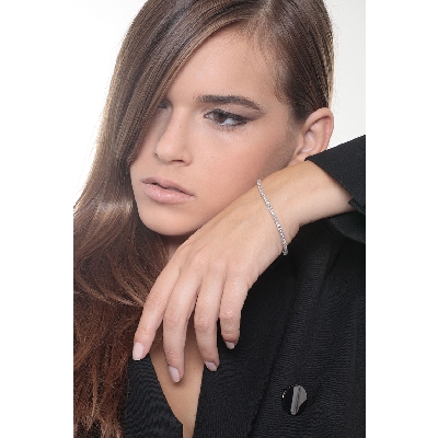 750 white gold tennis bracelet with diamonds