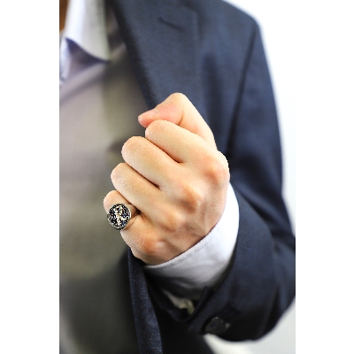 750 gold blue sapphires and diamonds ring with central letter R