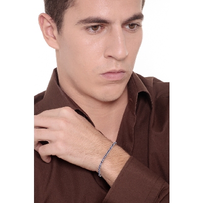 18k white gold tennis bracelet with blue sapphires