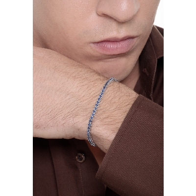18k white gold tennis bracelet with blue sapphires