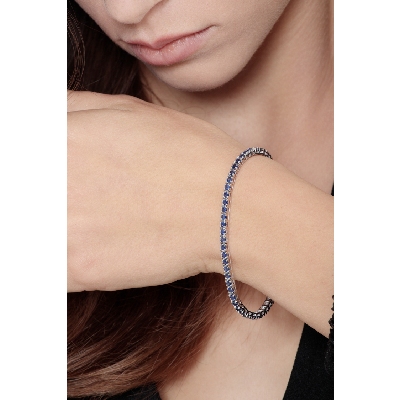 18k white gold tennis bracelet with blue sapphires