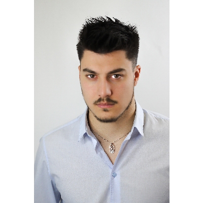 Modern pendant in 18k white gold with diamonds