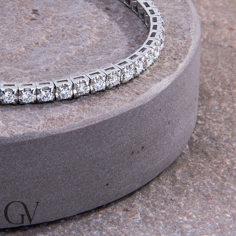 Pyramid links tennis bracelet with round cut diamonds Pyramid links tennis bracelet with round cut diamonds