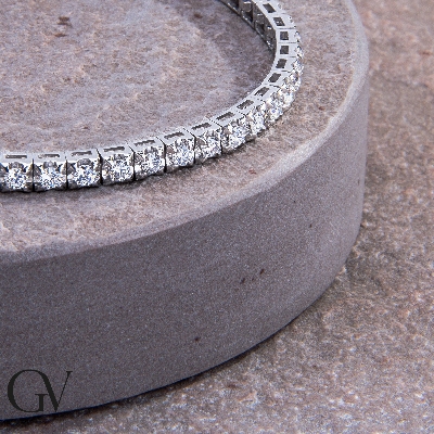 Pyramid links tennis bracelet with round cut diamonds