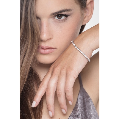 Pyramid links tennis bracelet with round cut diamonds