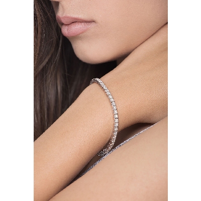 Pyramid links tennis bracelet with round cut diamonds