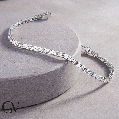 Stylish tennis bracelet with diamonds