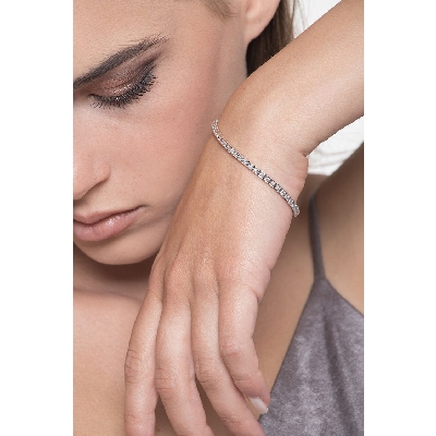 Stylish tennis bracelet with diamonds