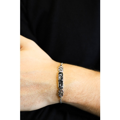 Fancy bracelet in 18k white gold with black and white diamonds