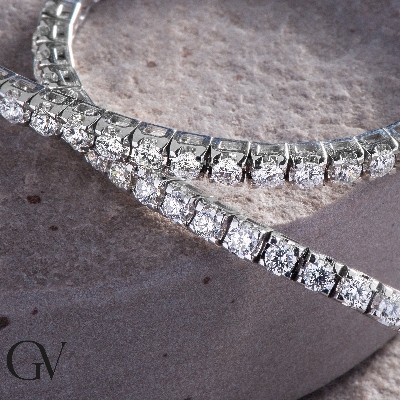 Wire tennis bracelet with diamonds
