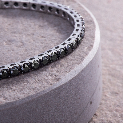 750 white gold tennis bracelet with black and white diamonds