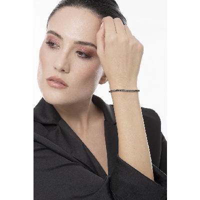 750 white gold tennis bracelet with black and white diamonds